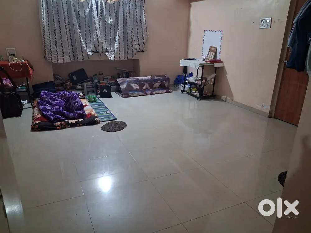 1 male working room partner required