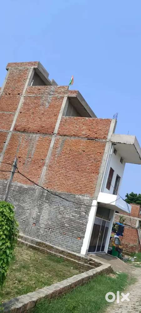 3 manjila makan 2bhk ka har ek flour per litring bath room ke sath