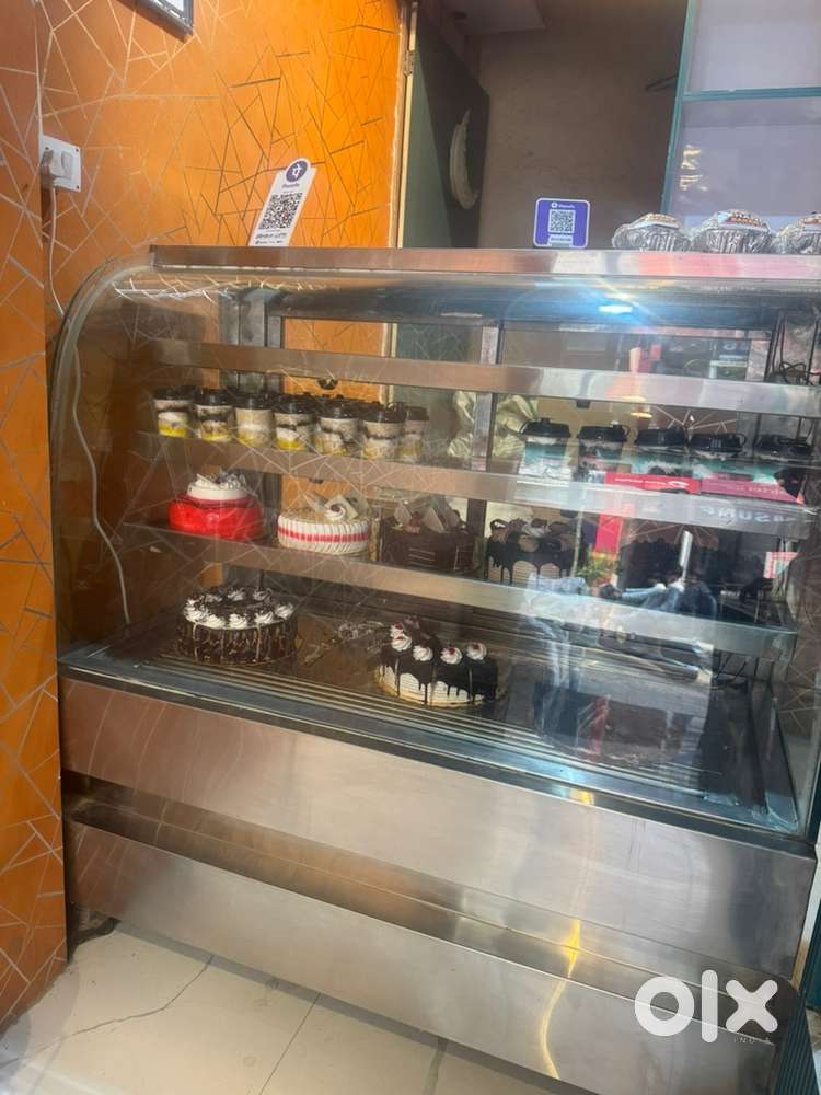 Ac counter for cake and sweet display