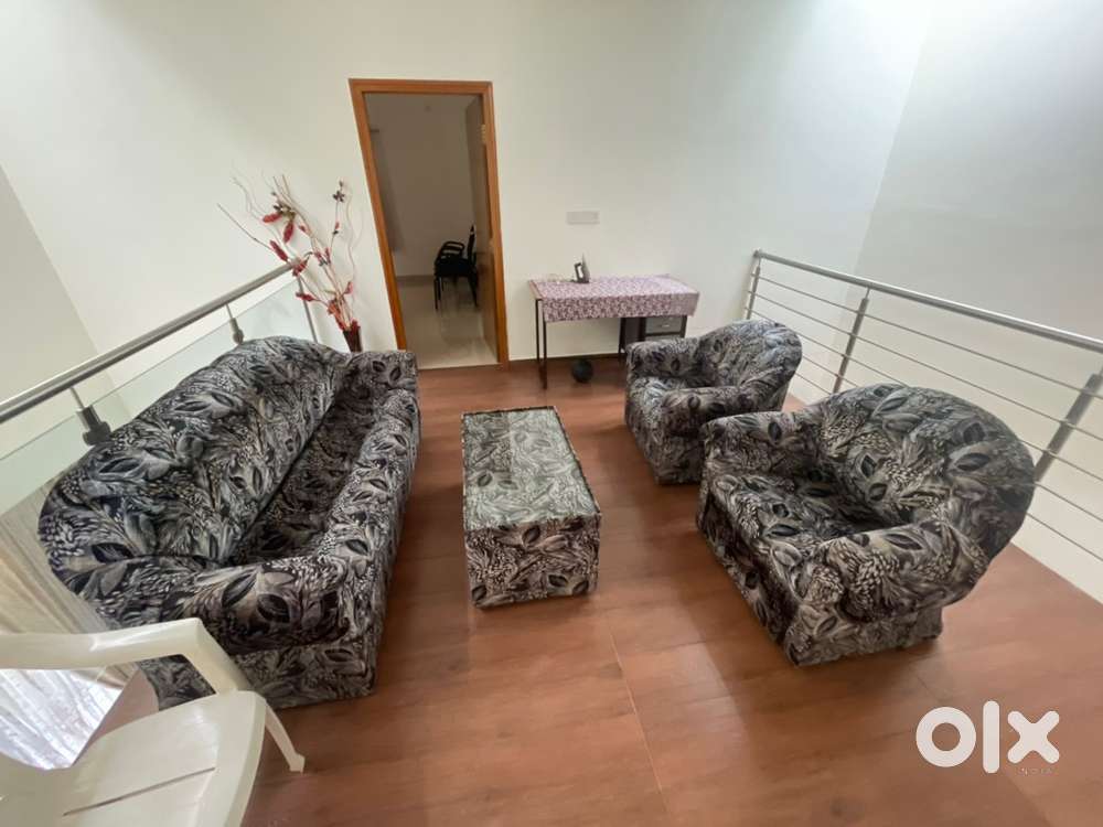 Used sofa , 3 seater, 2 singleseaters , coffee table