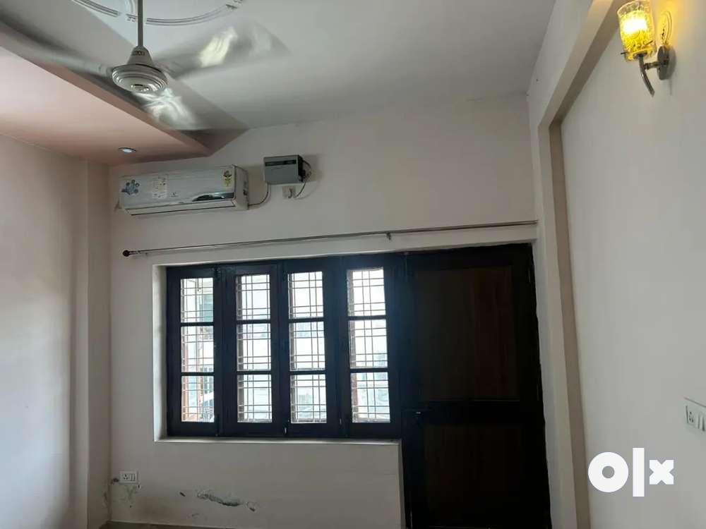 Indipendent 3bhk flat GM's road near engineering enclave near main ro
