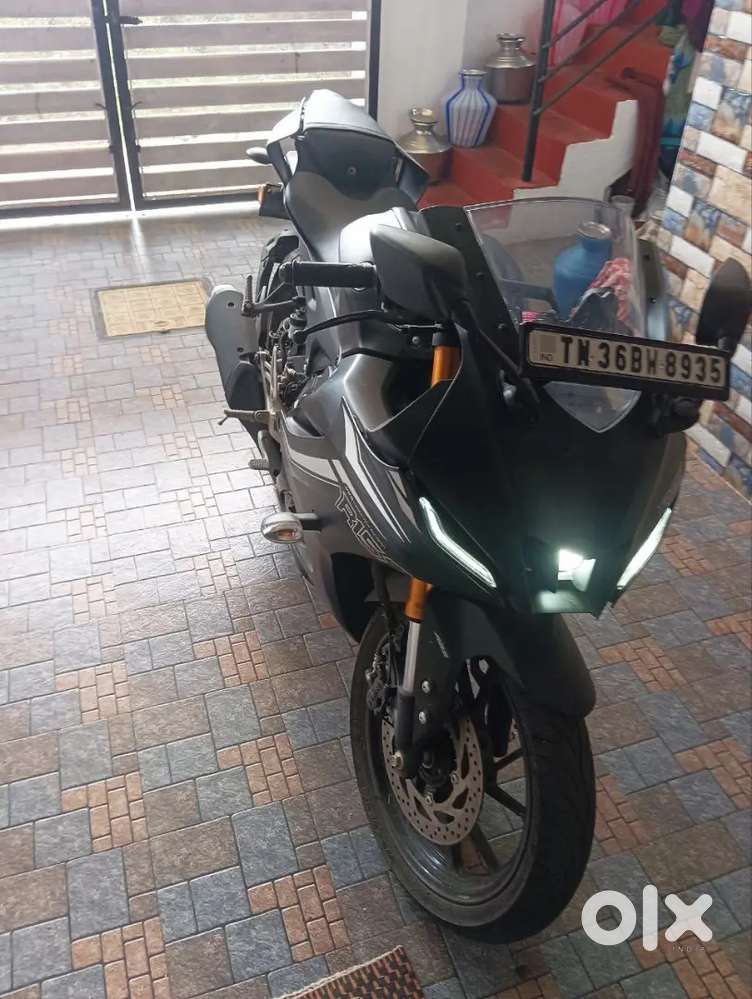 R15 v4 2022 only 2800 km driven