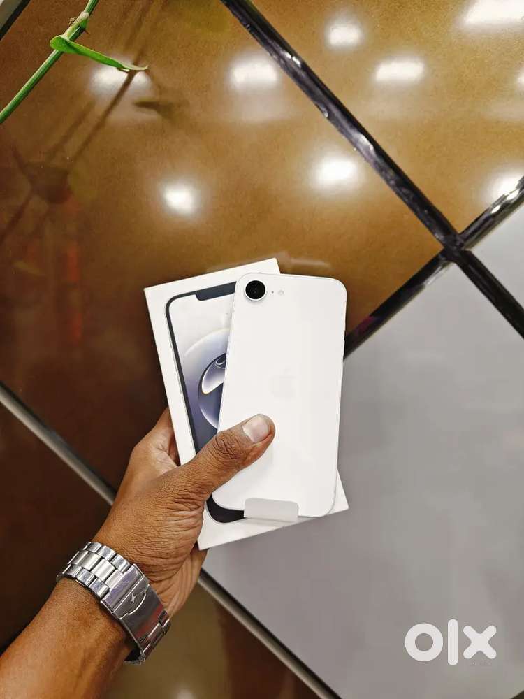 Iphone 16e 5G (128Gb)..100% Battery..5 Month Old