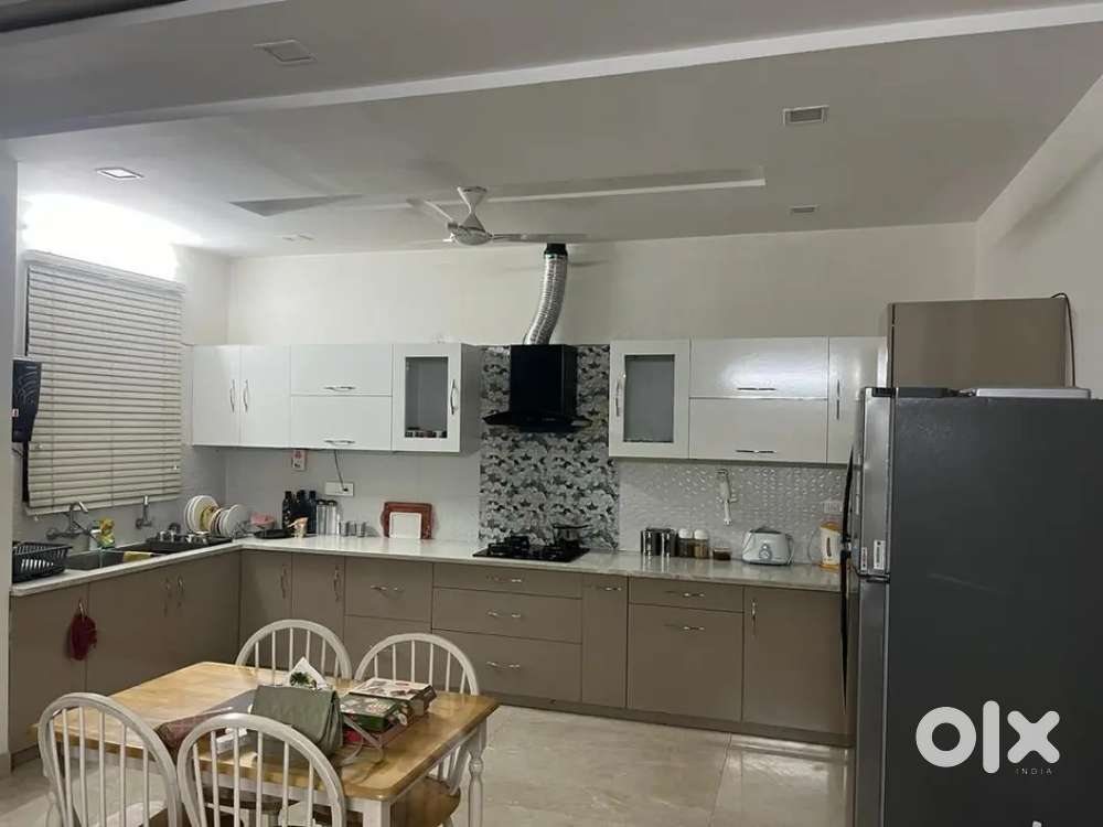 SPACIOUS GROUND FLOOR FLAT FOR SALE BANG ON AIRPORT ROAD