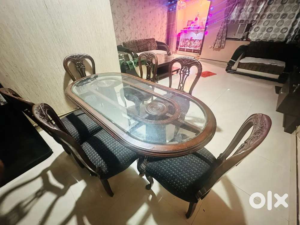 मुझे एक डायनीग टेबल बेचना है