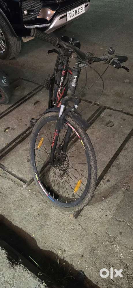 2 year old raleigh cycle with 7 speed and disc brakes