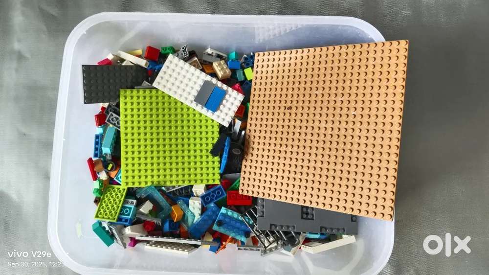 Lego plats an tyre pieces and bricks
