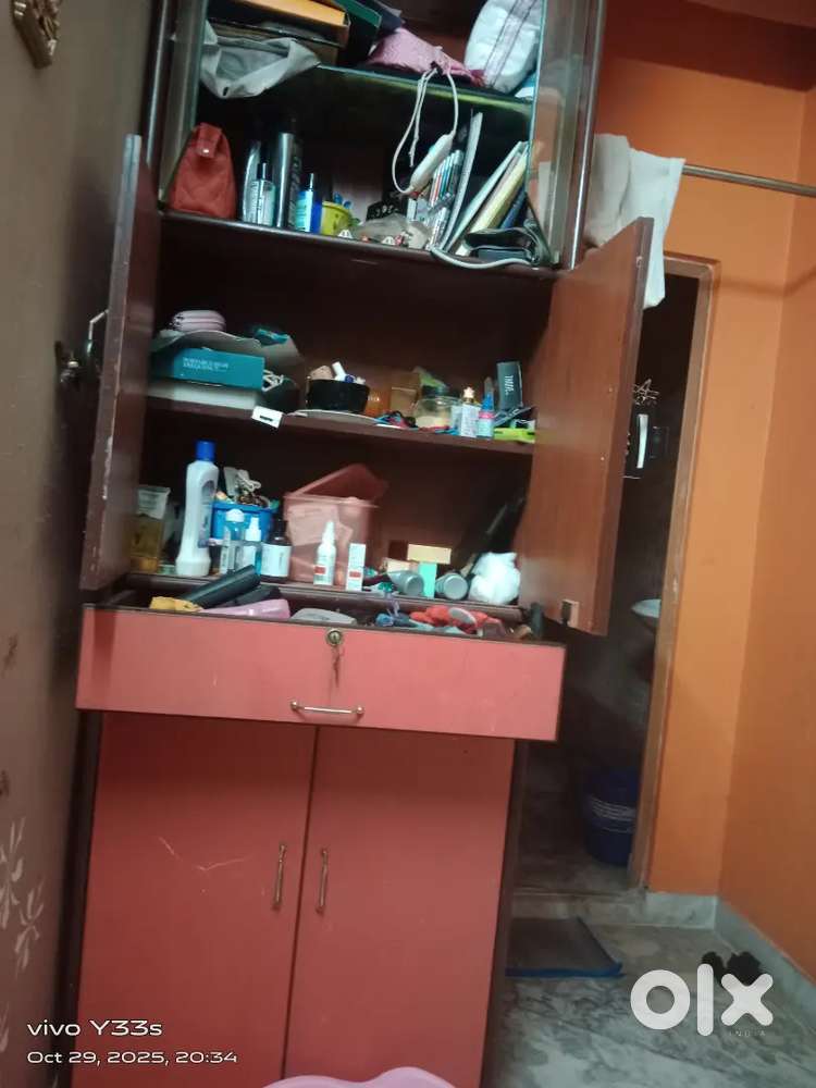 Want to sell 8ft tall 3ft side wardrobe cumshowcase