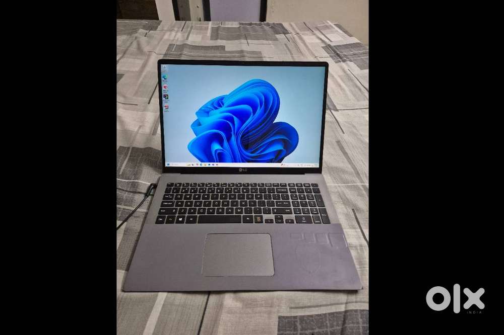 LG Gram 17–i7 10th gen, 16GB RAM, 512GB SSD, 17 screen, big battery