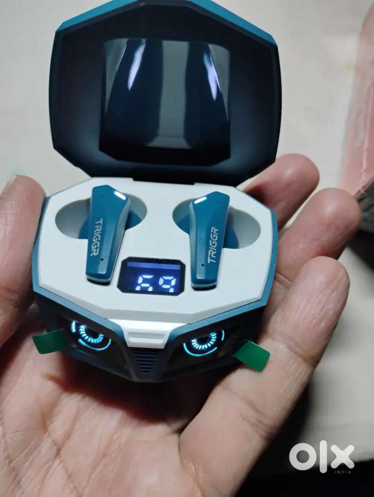 Ear bud and Urbn branded Bluetooth headphones & bill 1 year warranty