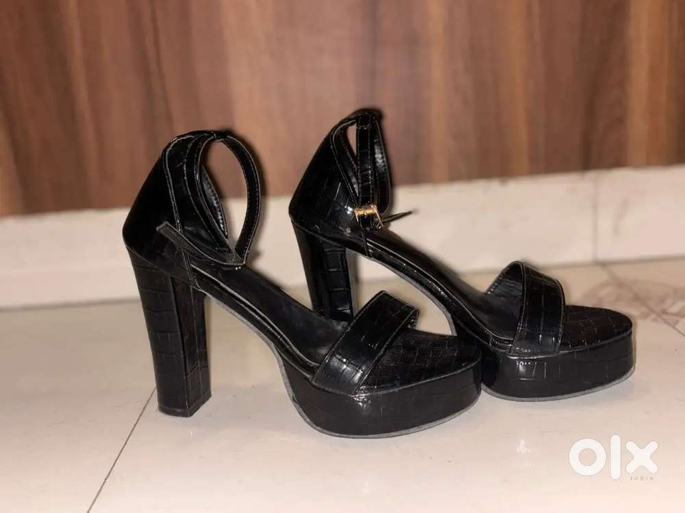 Elegant Black Reptile-Pattern Block Heels