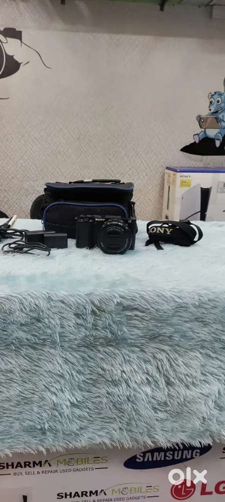 Sony @ ZVE10 dslr camera good condition with bag strap battery