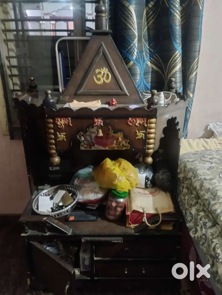 I'm selling an old wooden temple.
A sturdy wooden temple.