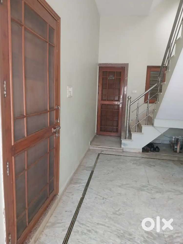 Ground flore house for rent rupees 12000 puls light