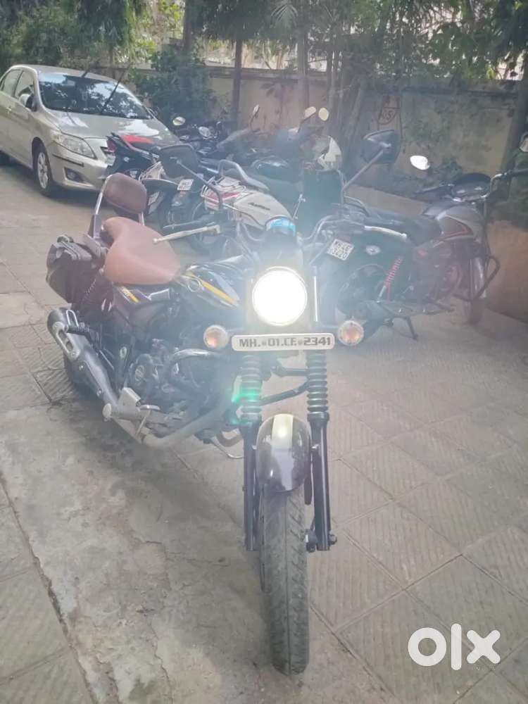 Bajaj Avenger 150 street