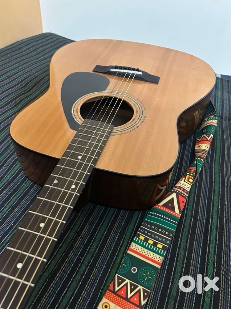 Yamaha f310 Acoustic guitar with yamaha bag  ( only 1 year use )