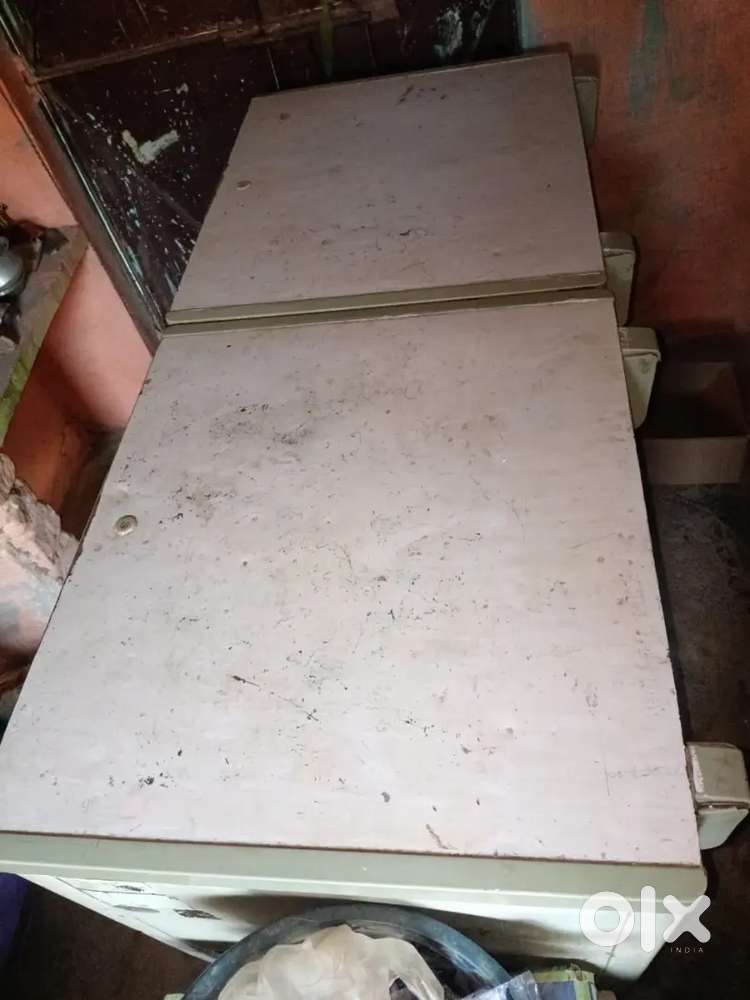 Mahoba me purana fridge