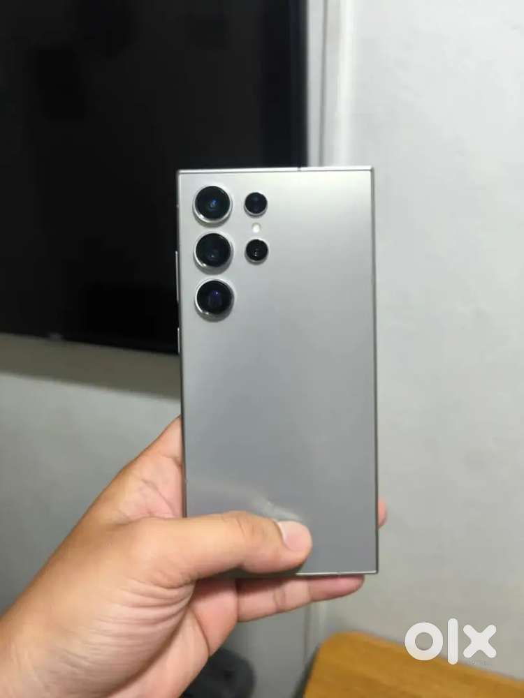 Samsung galaxy S24 ultra with all accessories