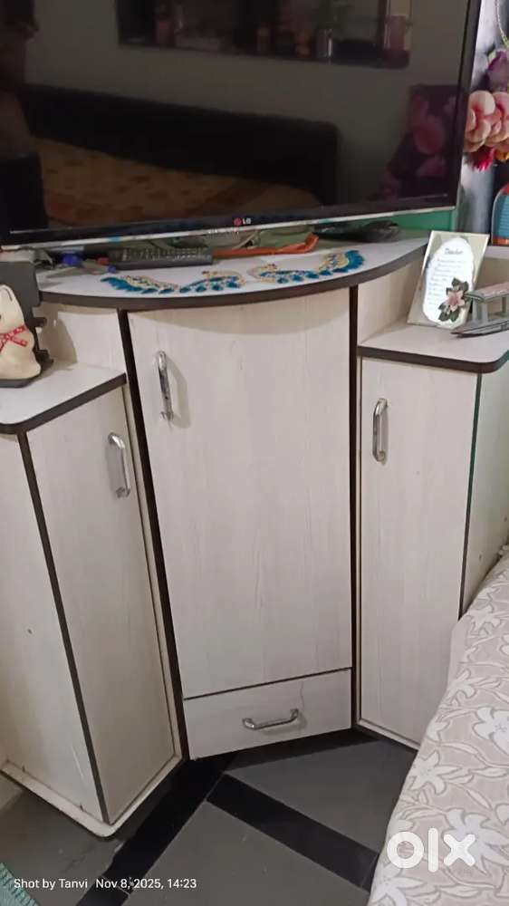 7 compartment wooden corner table