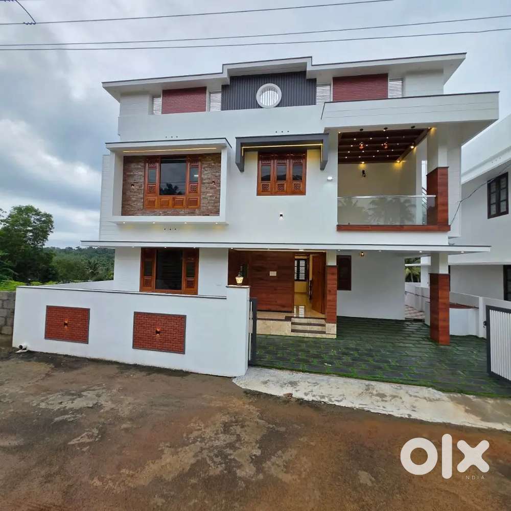 Malayam 4 Cent, 1900 sqft , 4 BHK attached, 69 Lakhs, lorry site