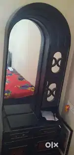 ड्रेसिंग टेबल सबसे अच्छा दाम पर उपलब्ध है।