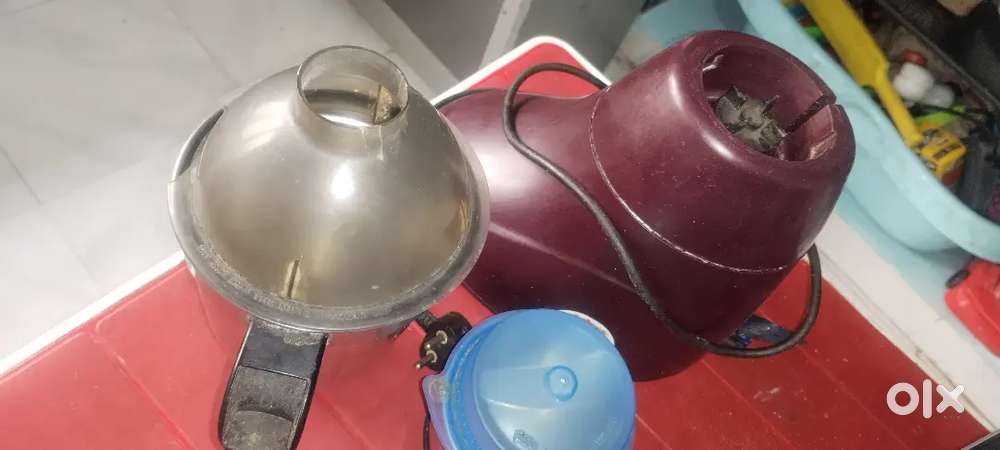 Butterfly Mixer With 2 Jars