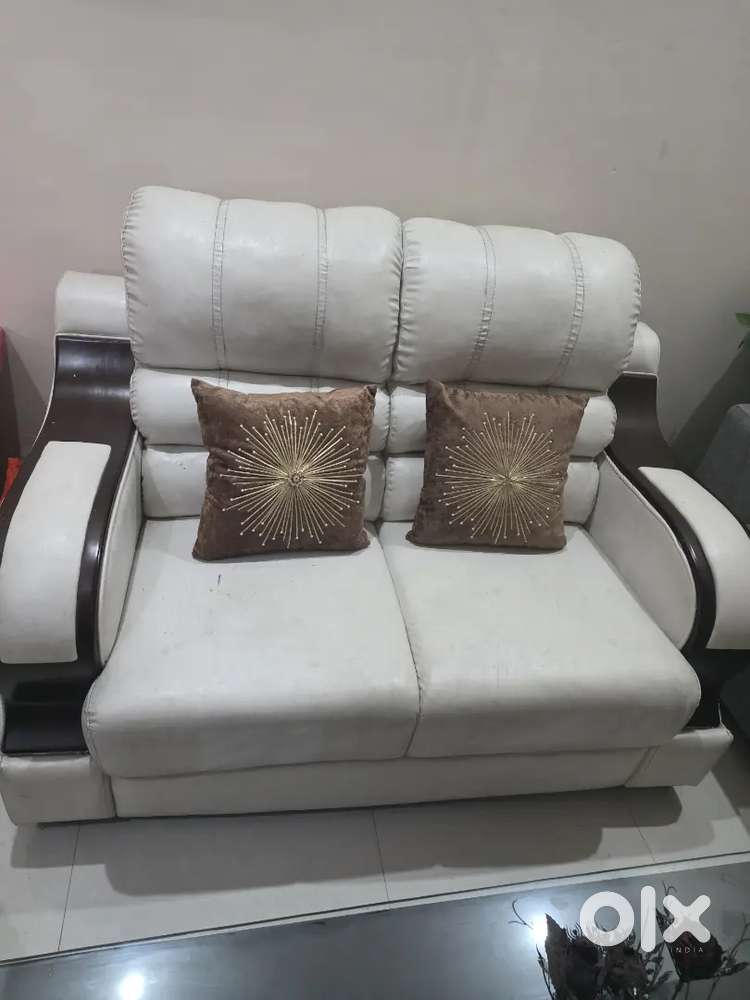 7 seater leather sofa in very good condition oy 1 year old