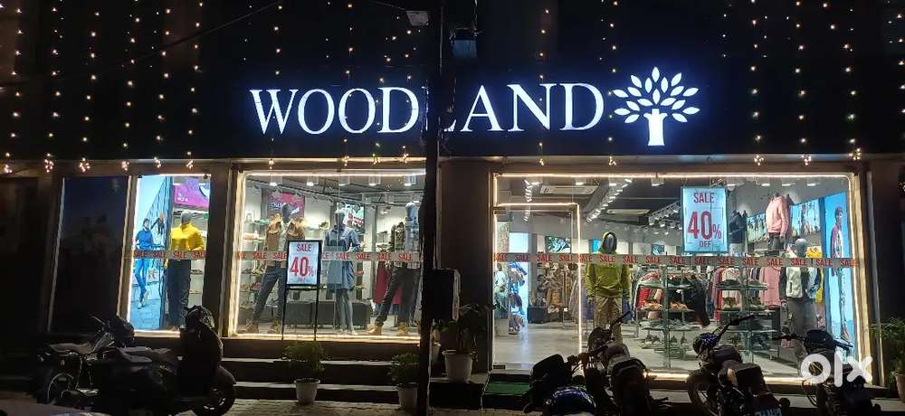 Saleman & salegirl Req Woodland