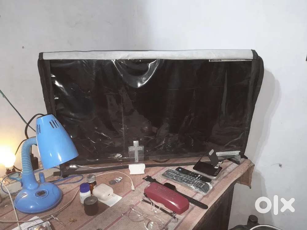 Samsung TV, 32in brand new only 8 months