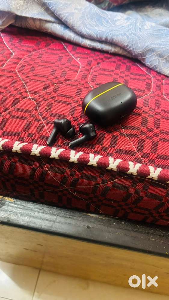 Ear buds real me