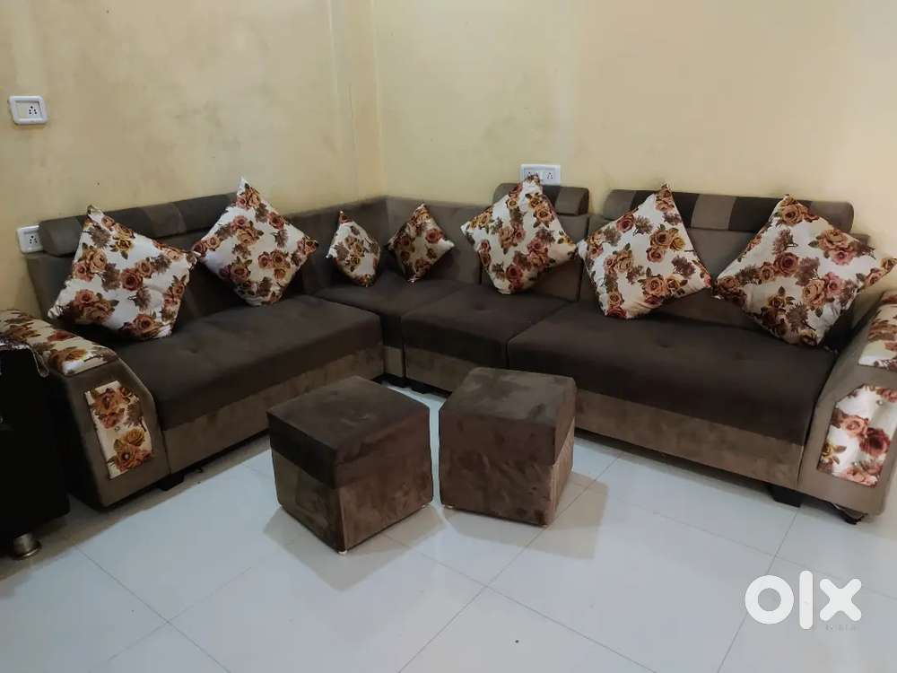 Sofa set 6 Seater with Corner along 2 pouffes it's very good condition