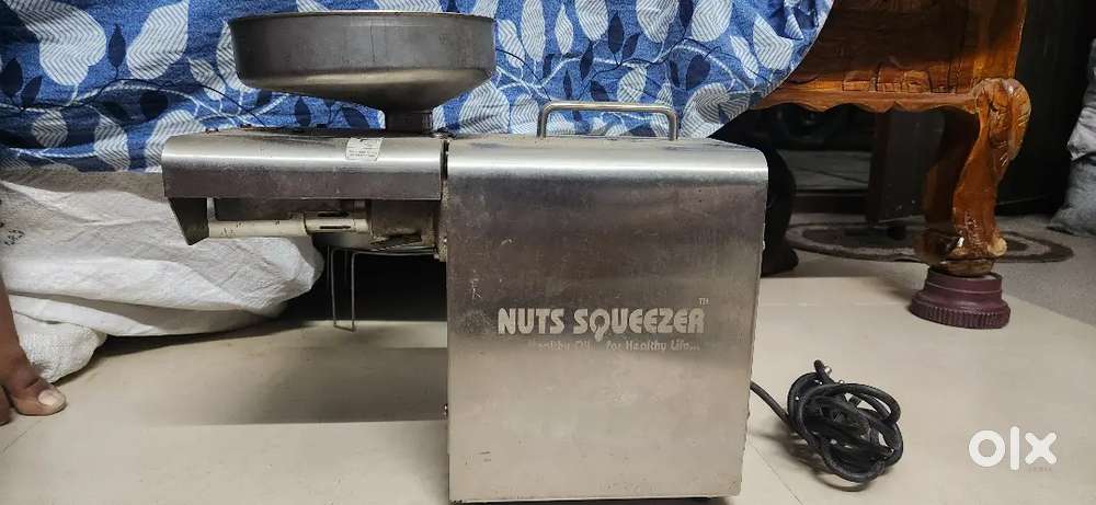 Nuts squeezer