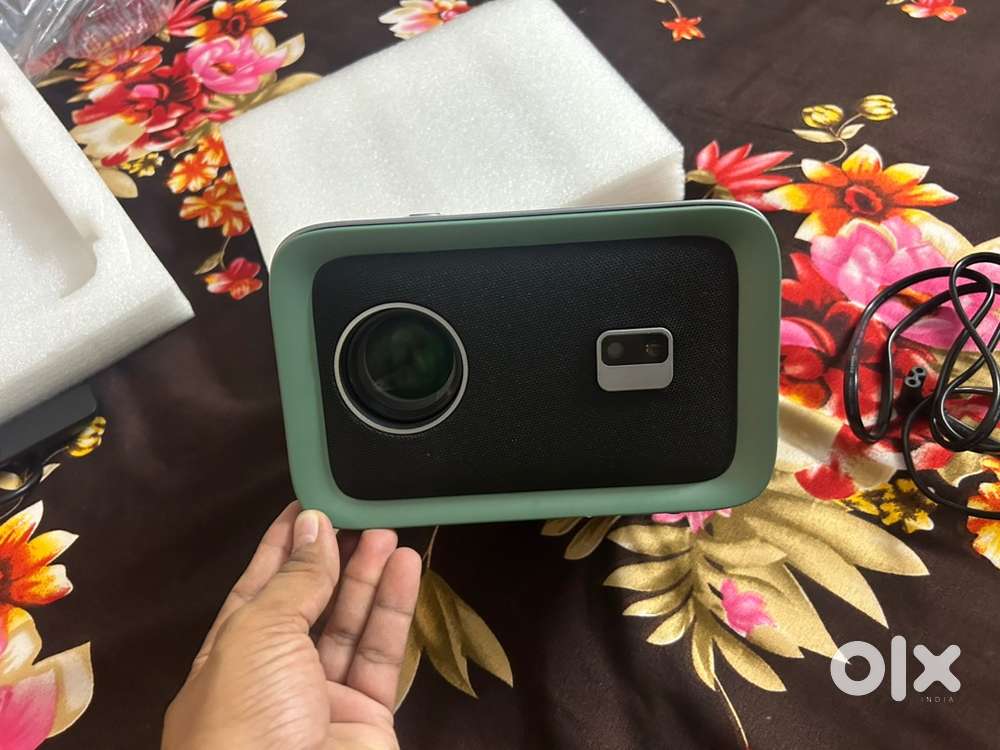 New nisso projector with auto focus wifi Bluetooth