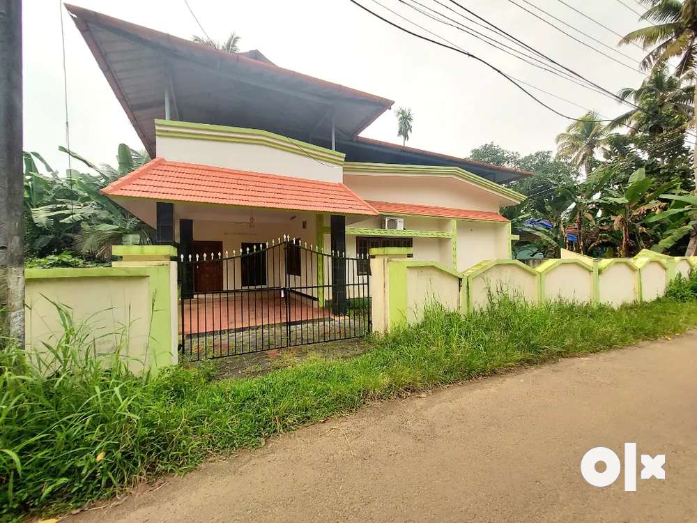 10 cent 1500 sqft 3 bed rooms old house in aluva near kadungallur
