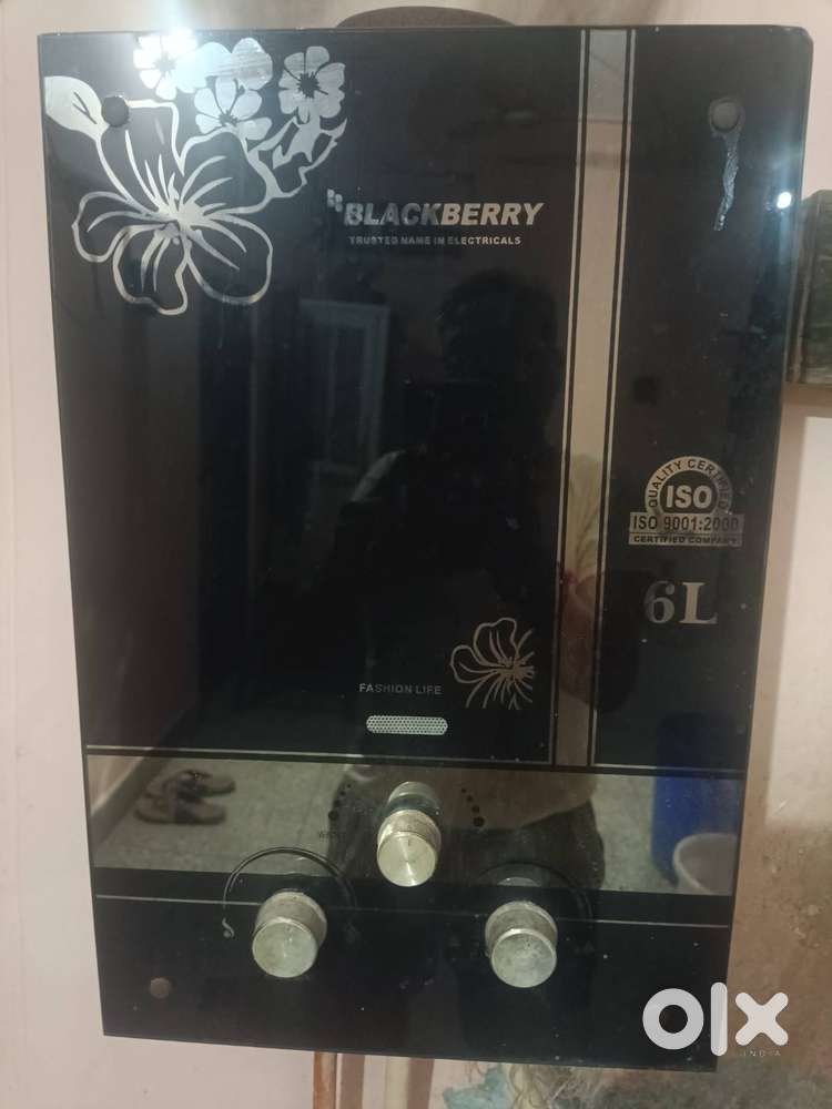 Gas geyser blackberry with shining glass finish