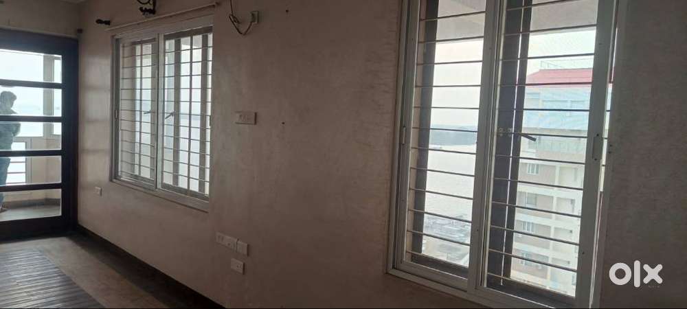 water front 3 BHK 1620 sq.ft semi furnished flat, Marine drive Kochi,