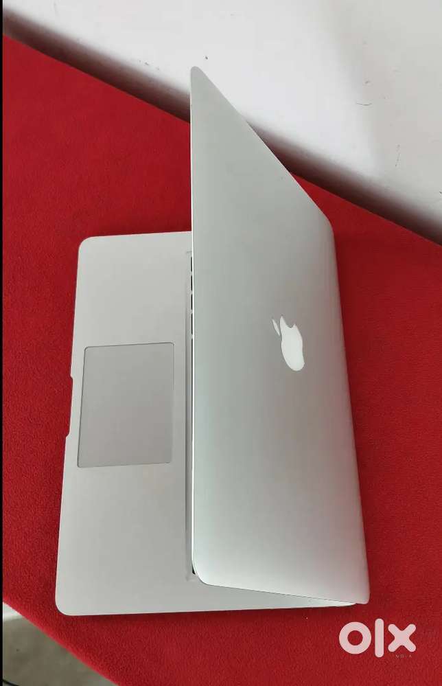 Apple Macbook Air
Intel Core i5 (Early 2015)