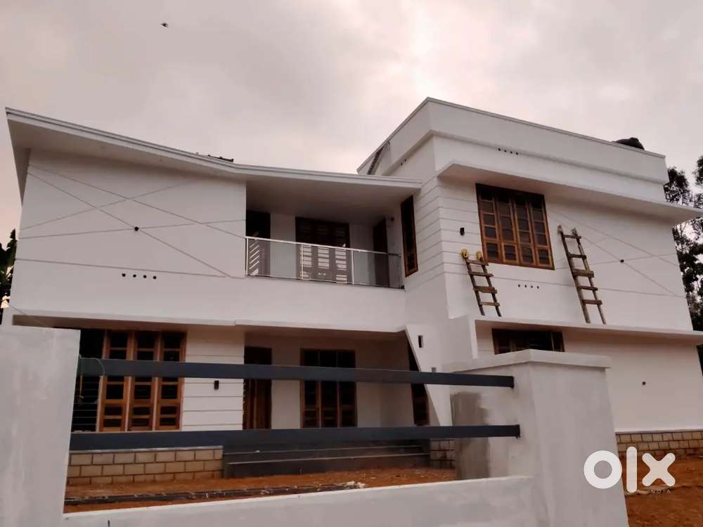 5 beroo 9sent near Mammood kochu road 2000sqrft