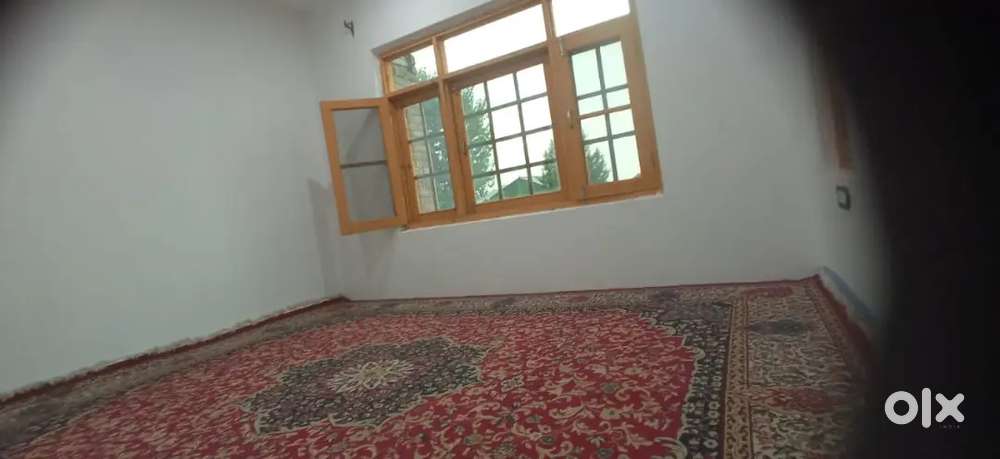 Rooms are available with attached bathroom and kitchen at Srinagar