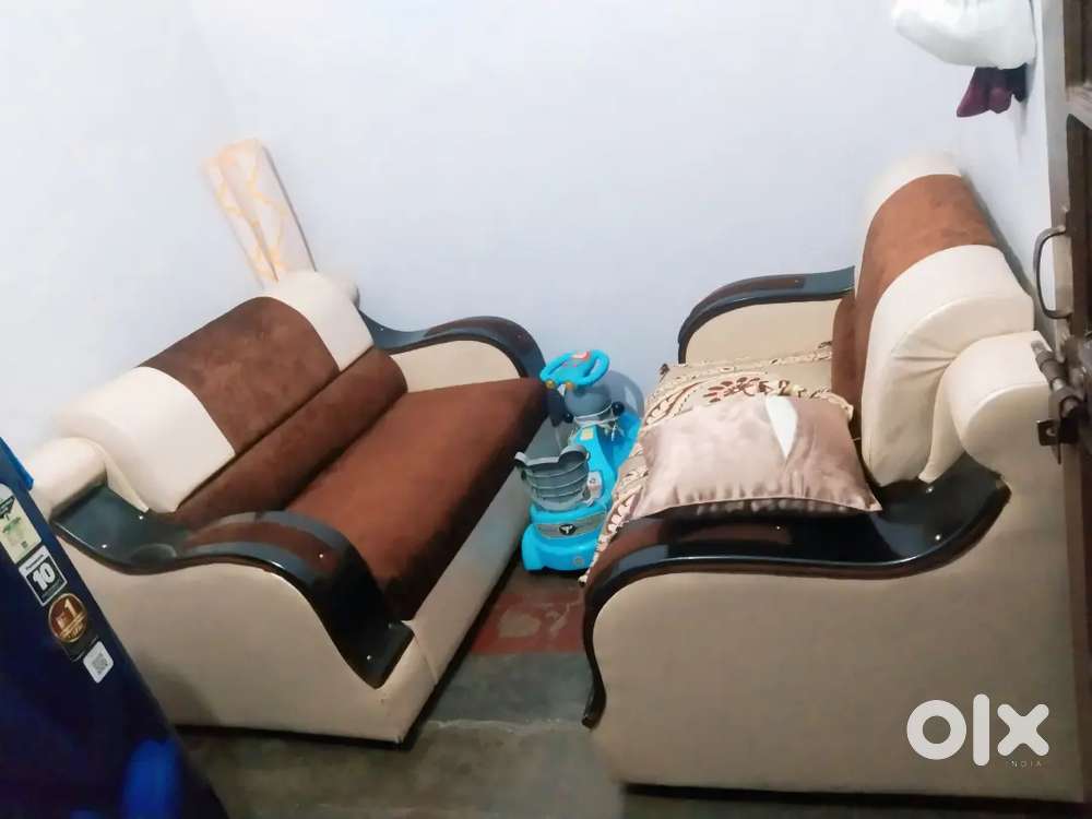 2 sofa set bech raha hu bhai 1 year hi hua h