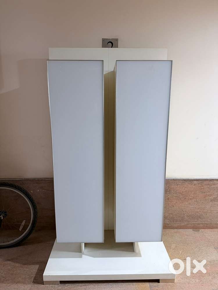 Modern White Storage Unit – Sleek Design, Excellent Condition