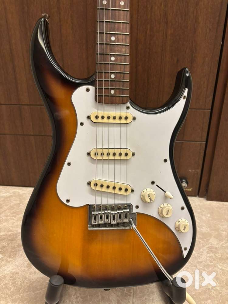 AXL American electric strat guitar in new condition sounds great
