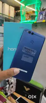 Honor 7X 4/64GB in good condition with box charger