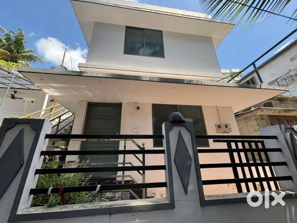 1room with attached bathroom in a 3bhk house.bachelors allwd in kaloor