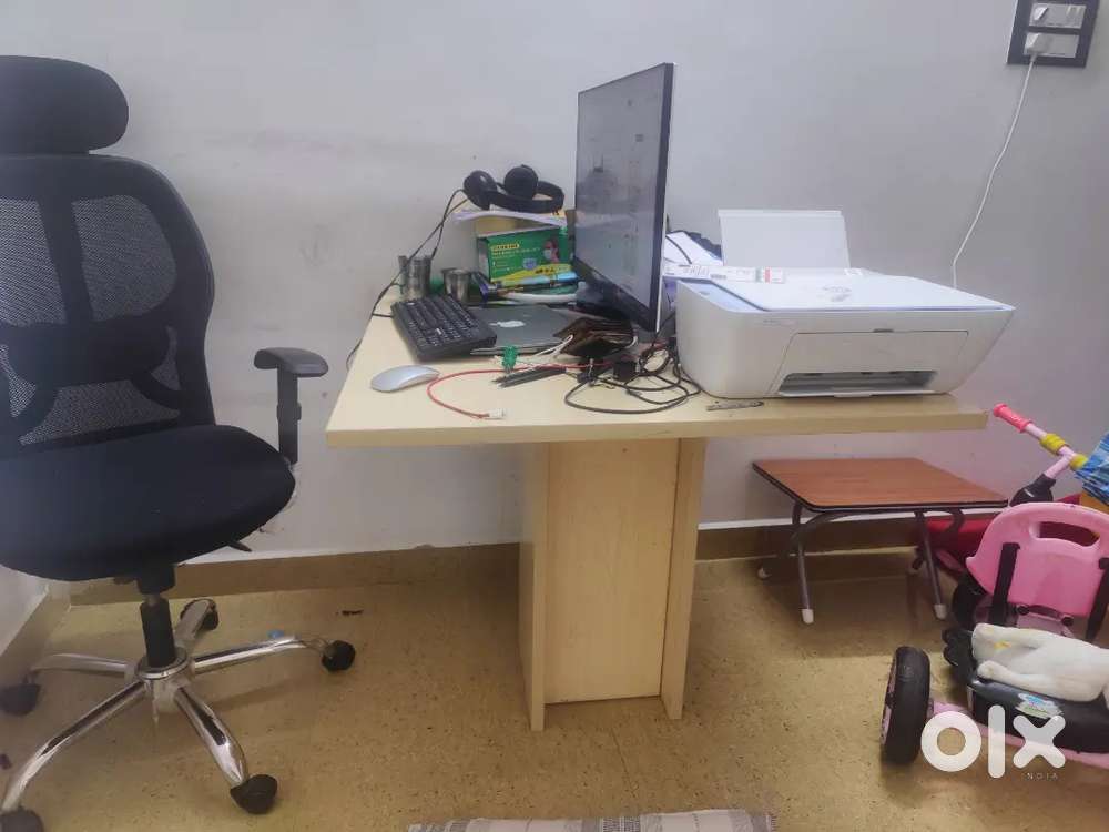 Meeting/computer table