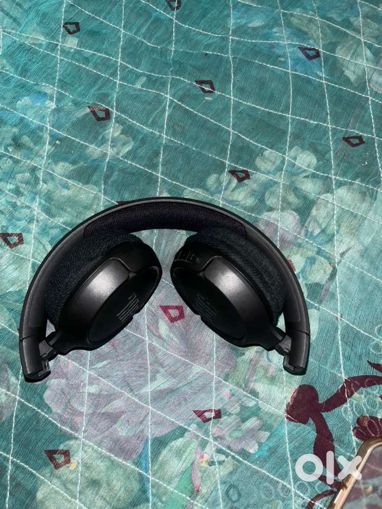 JBL Bluetooth Headphones – Excellent Condition  Great Battery Life