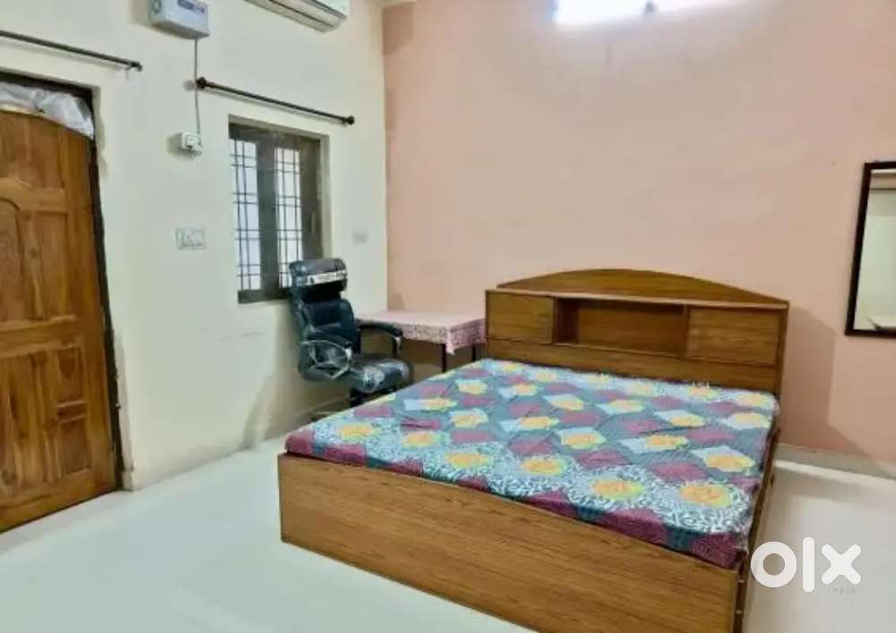 प्राइम लोकेशन ए.सी फुल्ली फर्नीश्ड रूम, किचन अटैच बाथरूम, बालकनी सहित