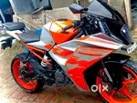 It has a sharp, race designed aerodynamics & bigger 13.7 L fuel tank.