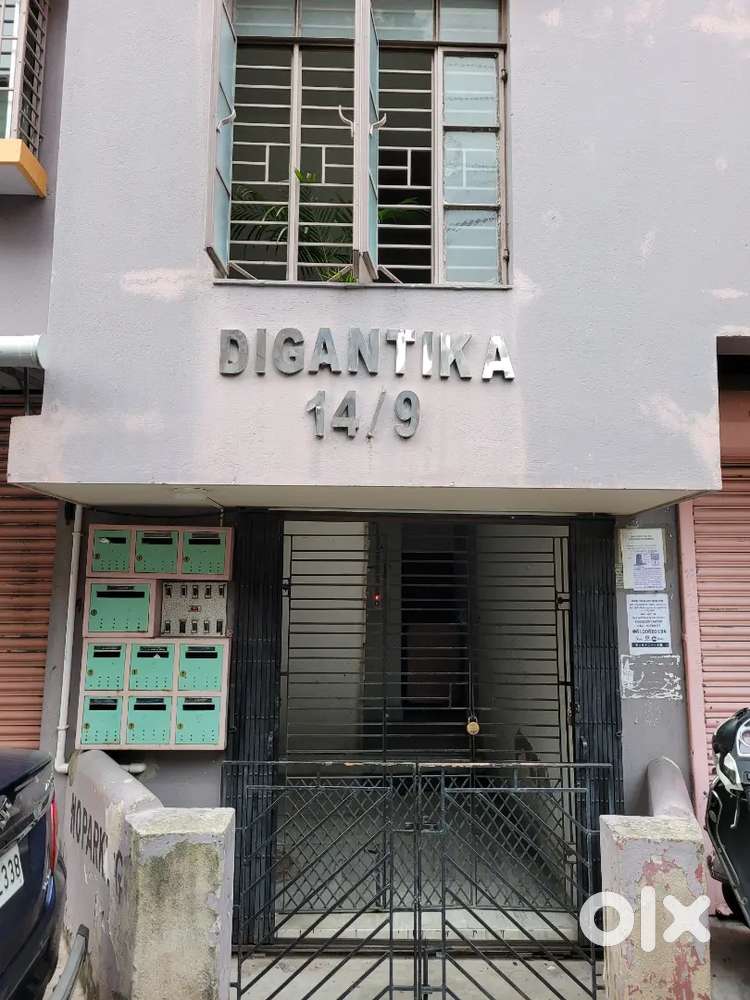 2 BHK FLAT FOR SALE ON TOP FLOOR. LIFT AVAILABLE.