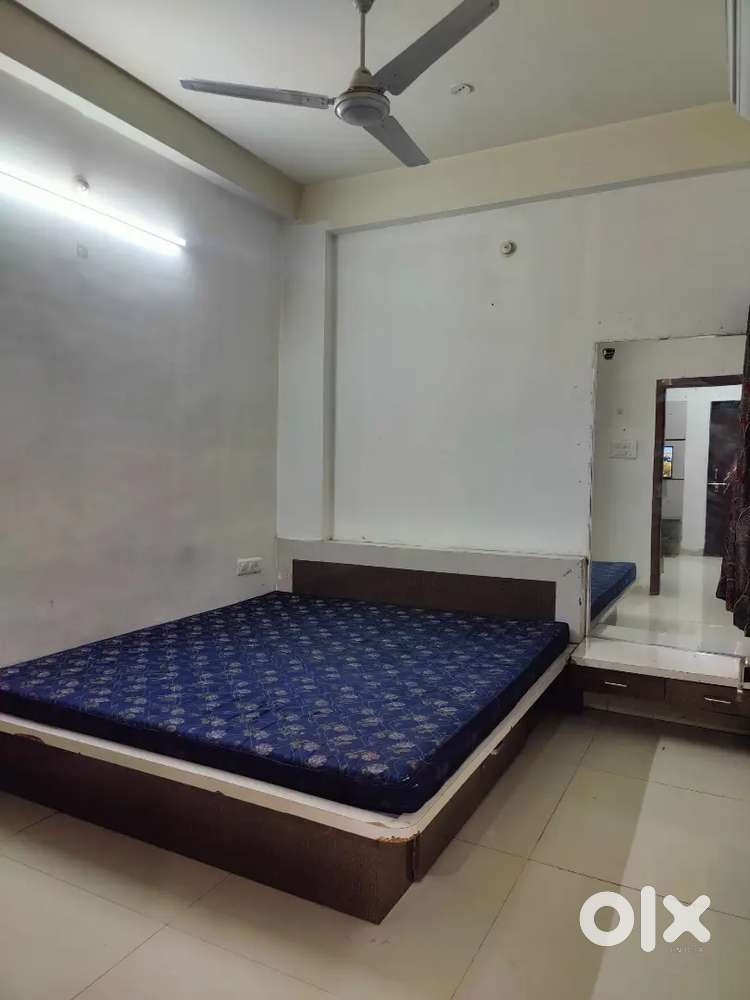 Zero Brokrage!! Fully furnished 1 BHK flat near Bombay hospital sq